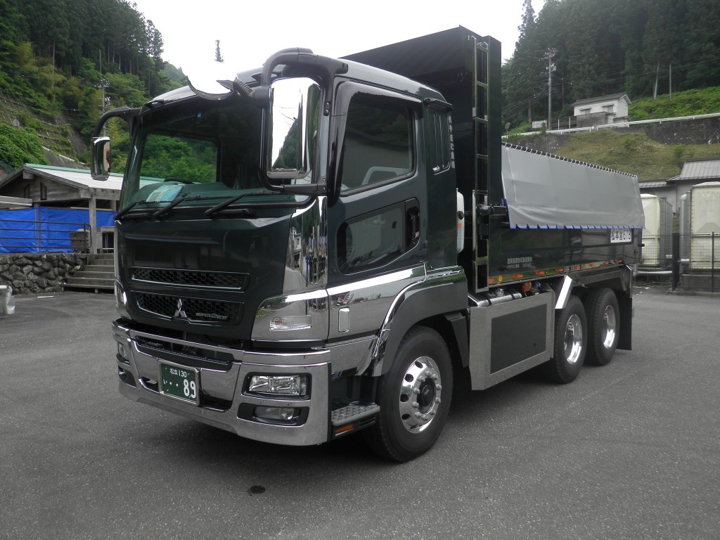 大型ダンプトラックを納車しました 有限会社やまに重機 大型ダンプトラックを納車しました 有限会社やまに重機